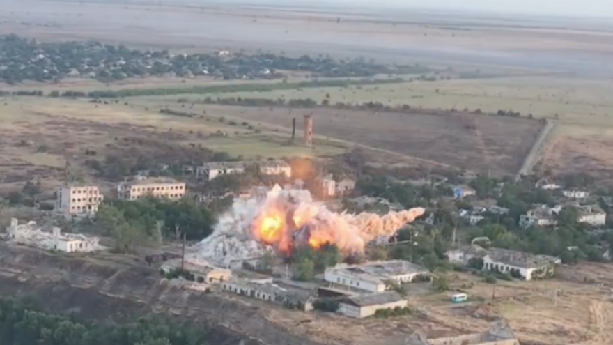 Toàn cảnh quốc tế trưa 25/6: Cận cảnh 4 quả bom Nga phá tung căn cứ Ukraine